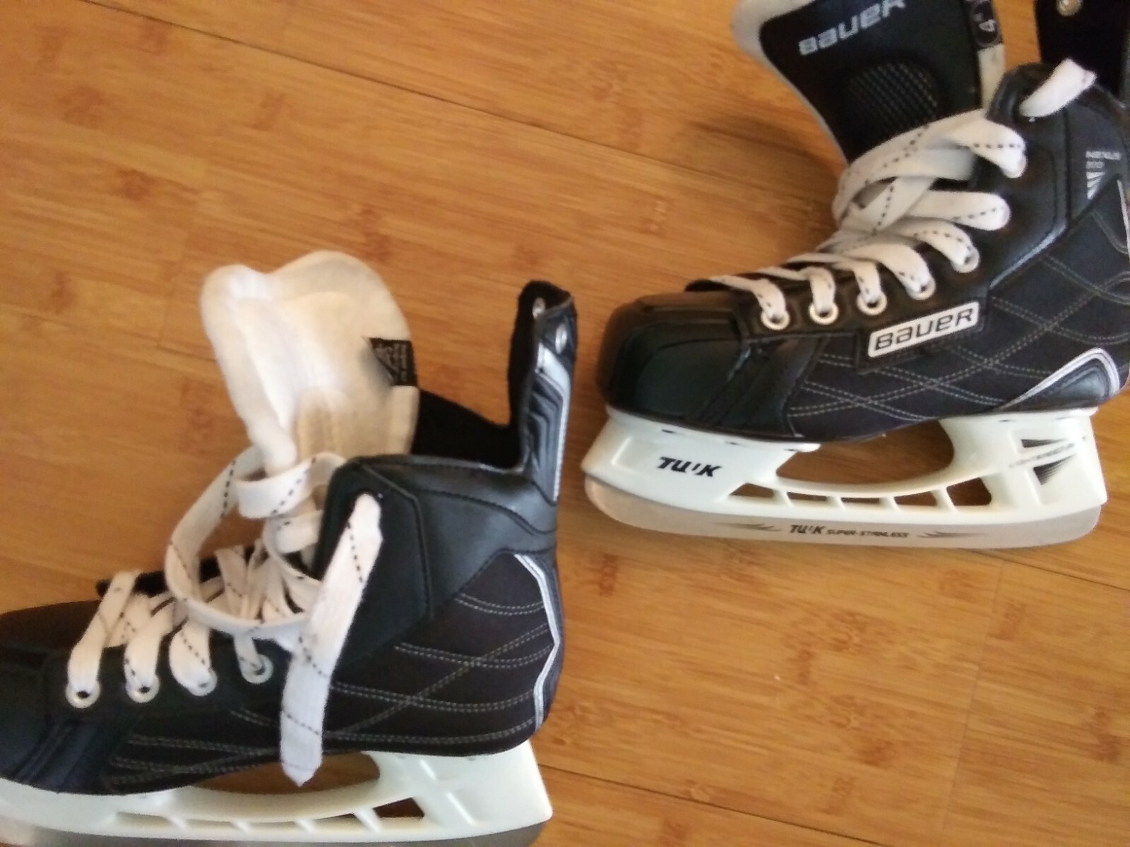 Bauer Nexus 200 Ice Hockey Skates - Youth Size 4 R -  New (no box)