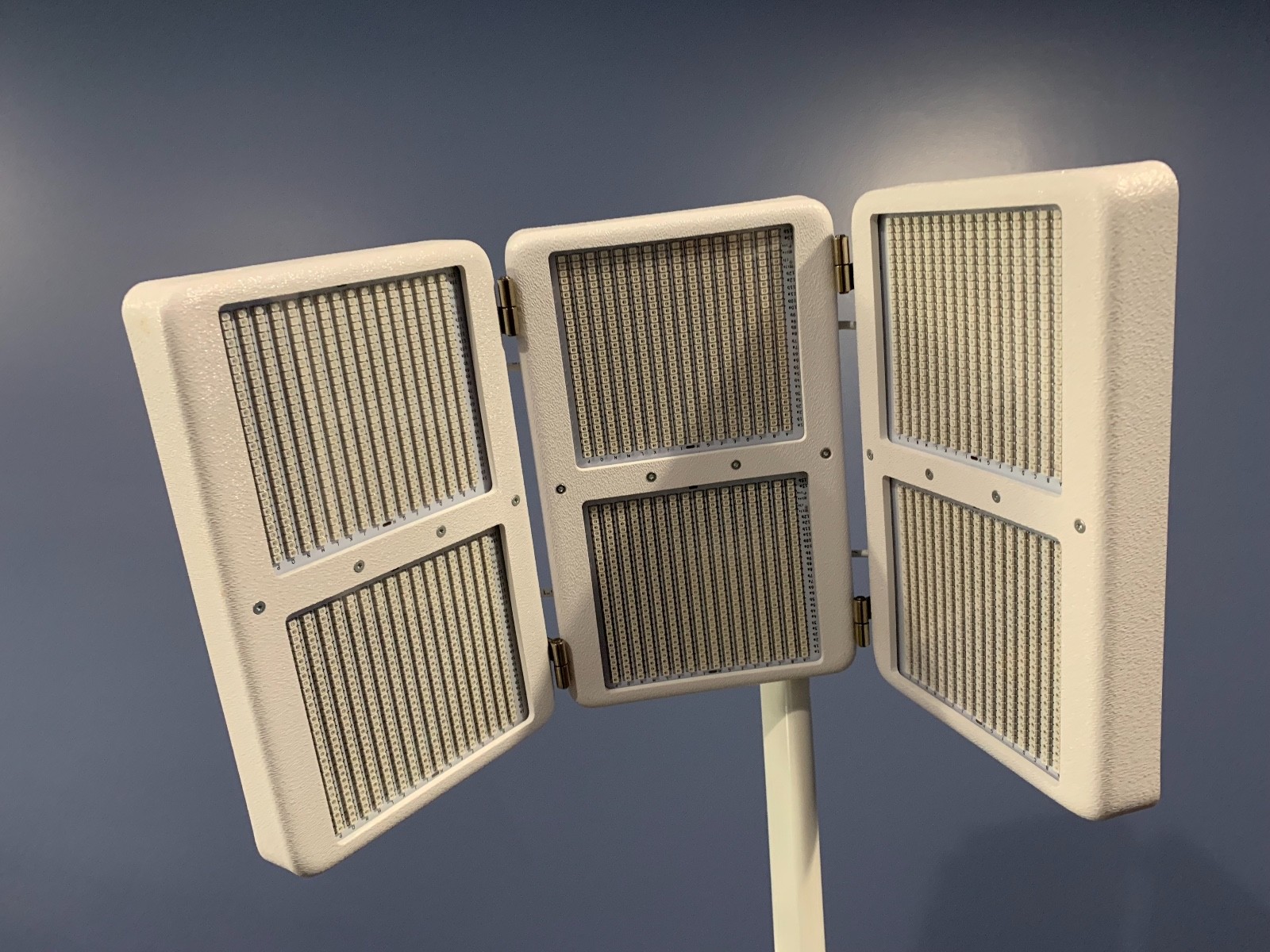 Lightwave React 2880 LED light treatment system