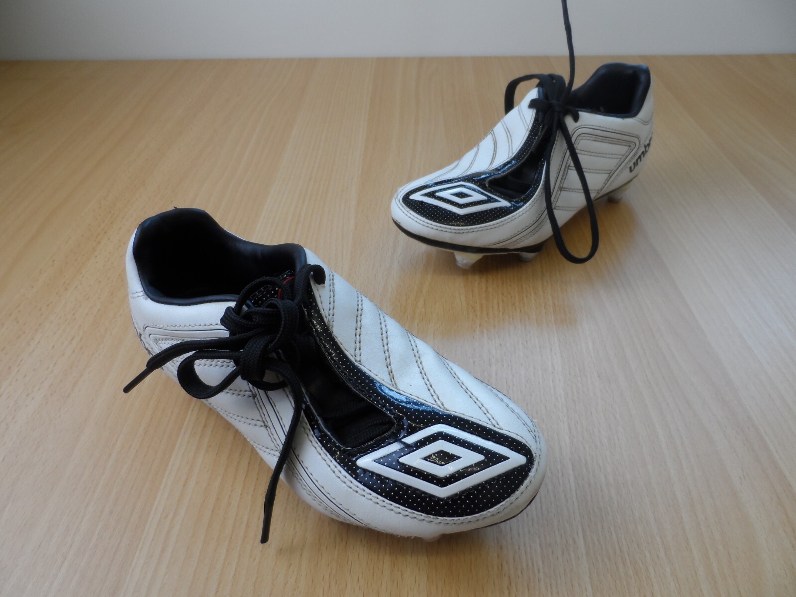 Umbro SX Valor 2 Kids Football Boots Size 12 K White Moulded