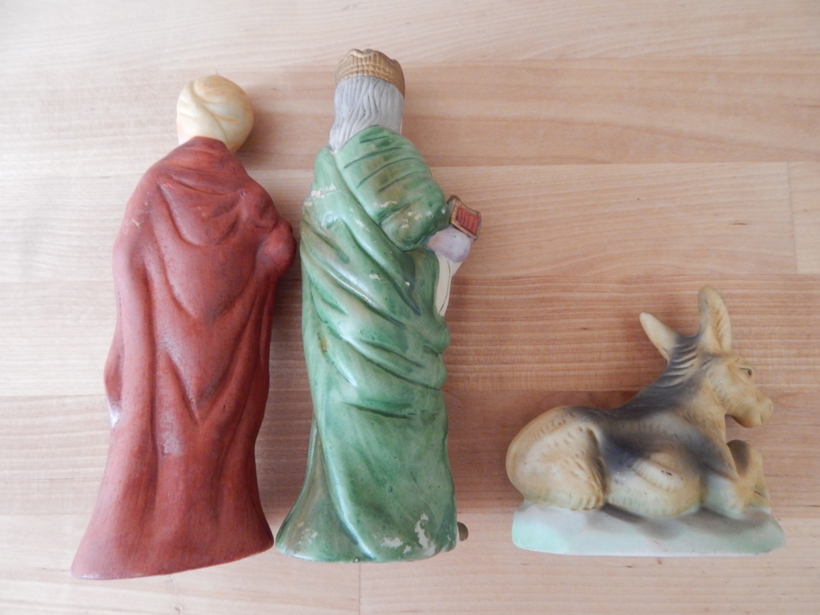 PORCELAIN 11 PIECE NATIVITY SET WITH CRECHE