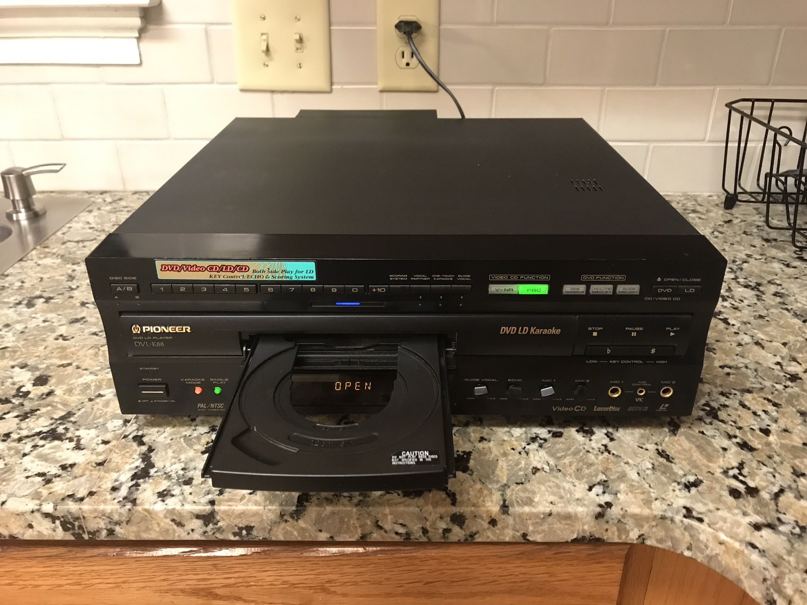 Pioneer DVL LD PLAYER DVL-K88 DVD LD Karaoke  LazerDisc / AC 110-127/220-240V