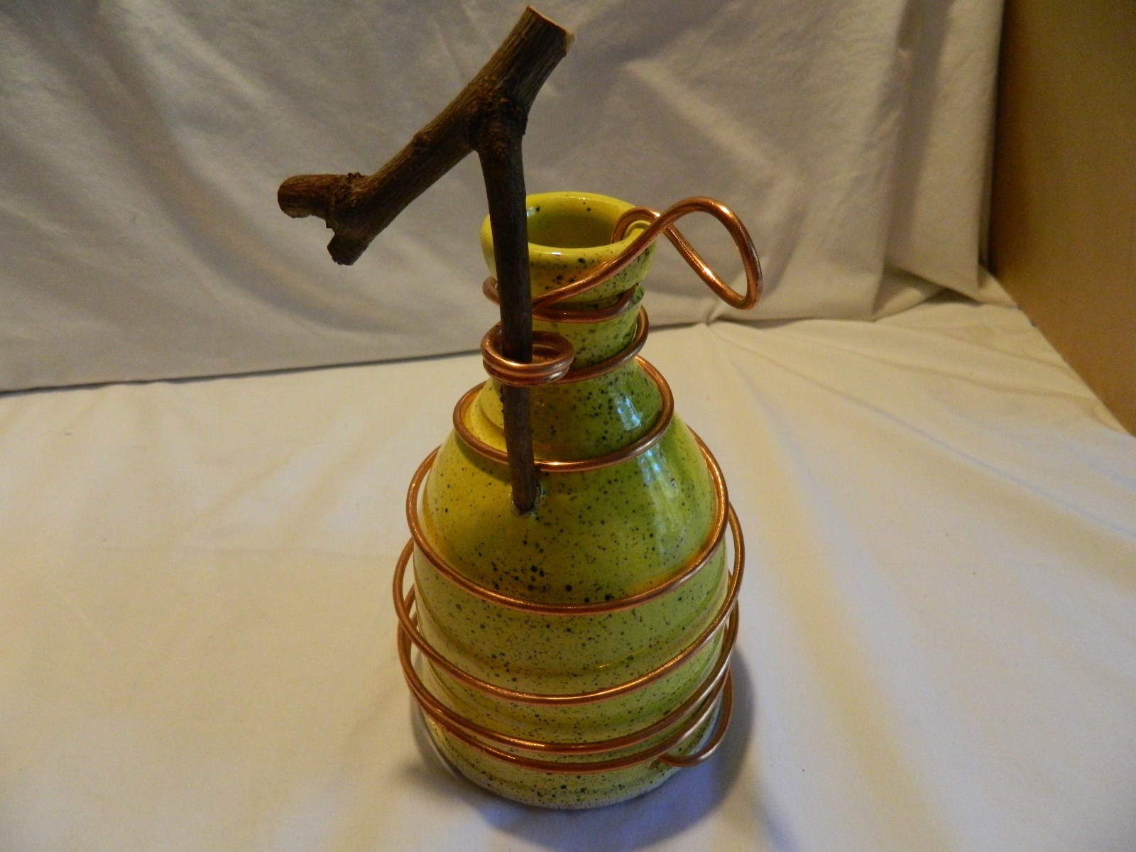 2HAND CRAFTED COPPER WIRE WRAP YELLOW POTTERY BIRD HOUSE