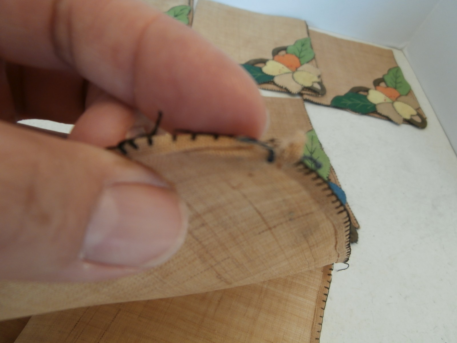 6 VTG ANTIQUE HAND EMBROIDERED TABLE NAPKIN WITH APPLIQUED BORDER FLORAL DETAIL