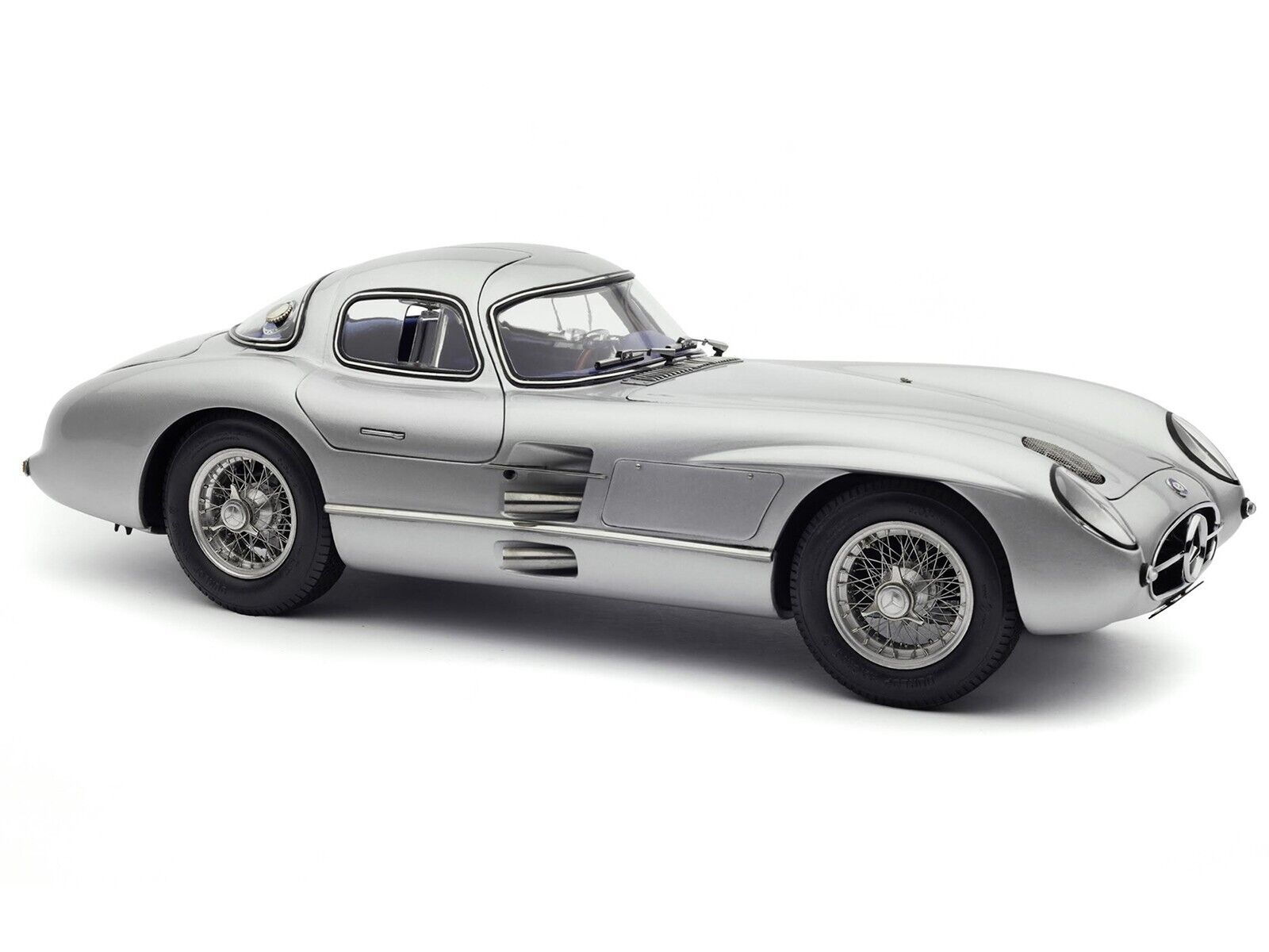 1955 MERCEDES-BENZ 300 SLR UHLENHAUT COUPE SILVER 1/18 1955 MERCEDES-BENZ 300 SLR UHLENHAUT COUPE SILVER 1/18