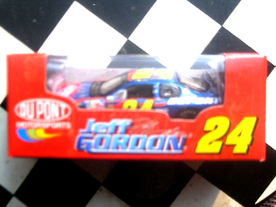 15-533 RCCA 2004 HO 1/64 JEFF GORDON DUPONT MC CLUB CAR  (1/1872)