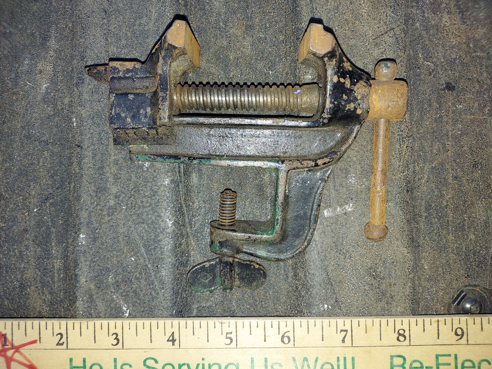 23HH74 SMALL IRON VISE, CAST IRON, CLAMPS TO 1