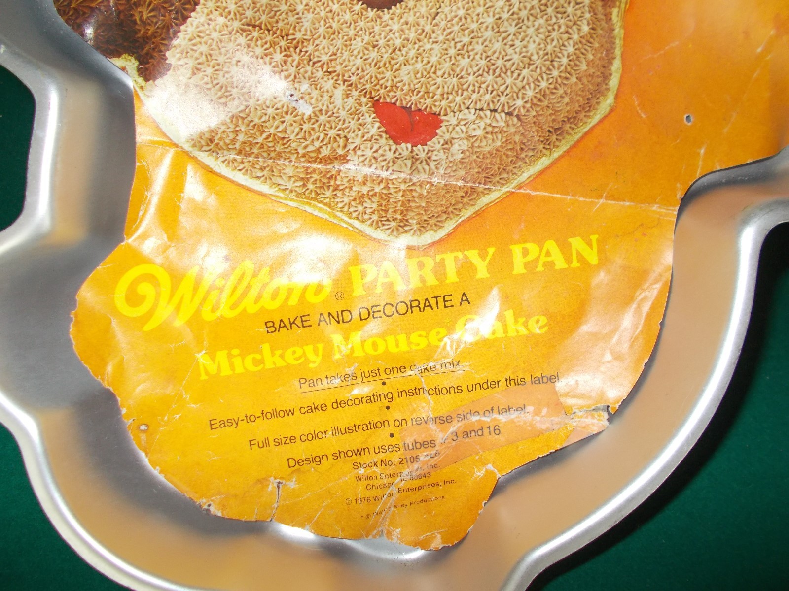 WILTON PARTY PAN Bake and Decorate a Mickey Mouse Cake