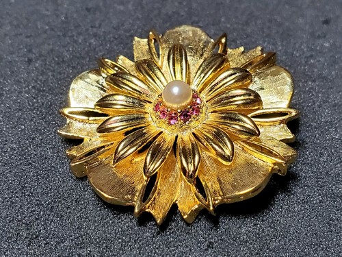 1950s’ 　brown RS　flower motif brooch 1950s Floral Design Brooch with Crystal Details — Miranda's