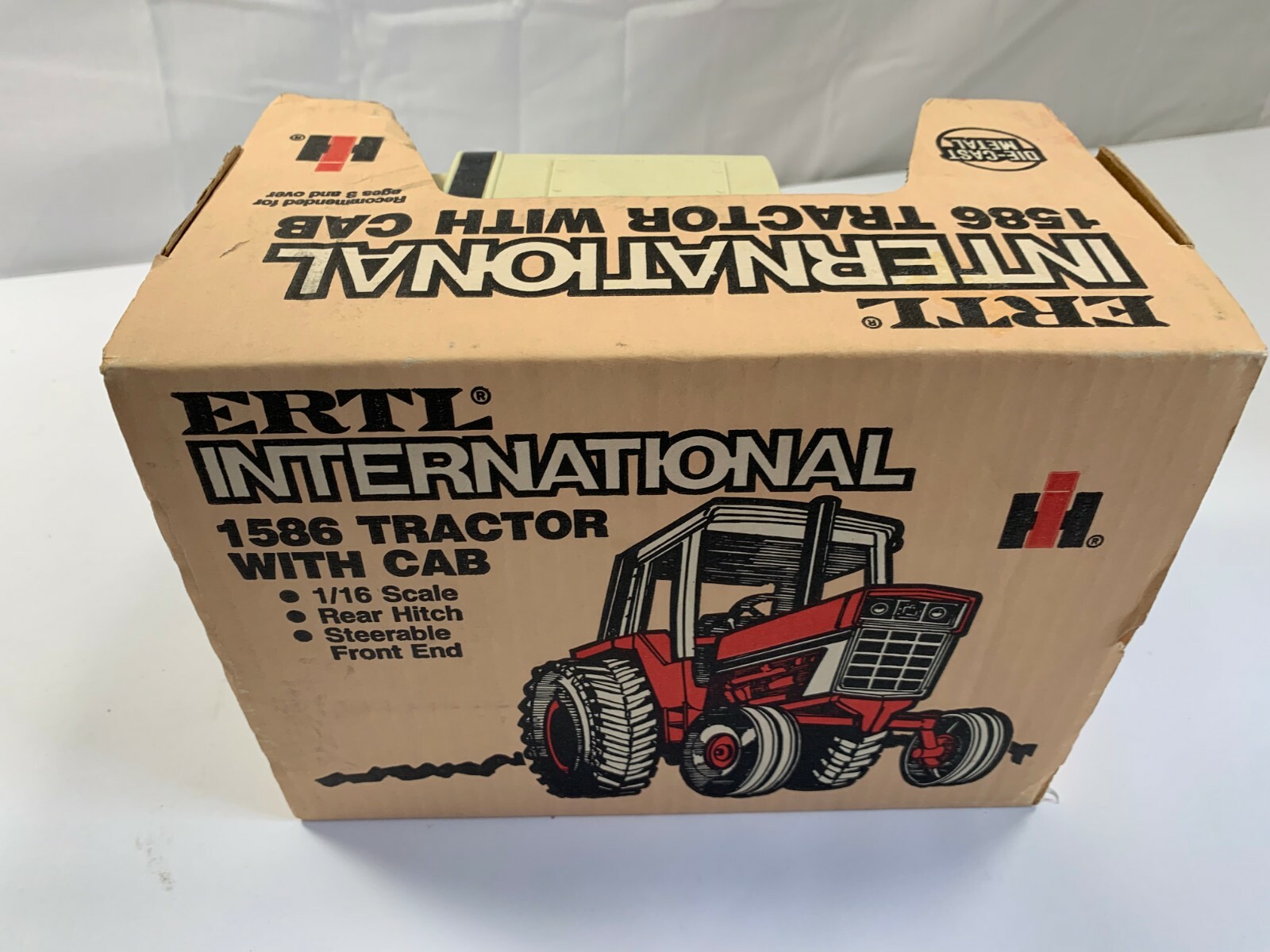 Ertl International Harvester IH 1586 Tractor with Cab 1:16 NIB New NICE