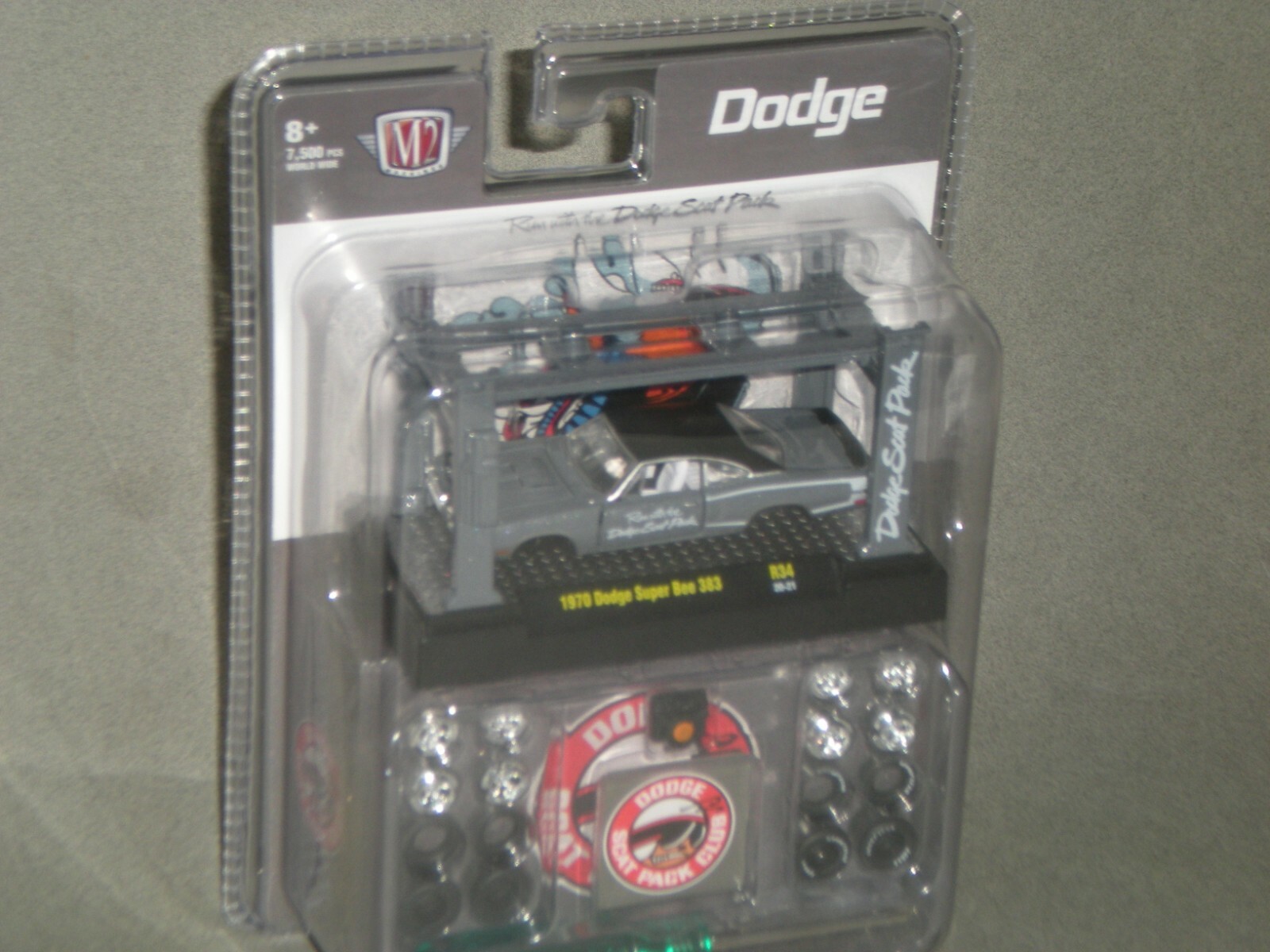 1970 Dodge super bee HEMI  ミニカー 1970 Dodge Coronet Super Bee HEMI - Purple 1:64 Scale