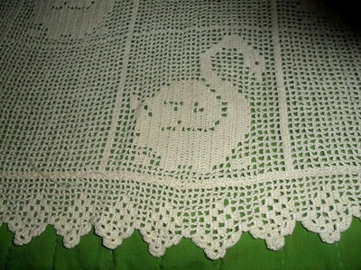 VINTAGE HAND CROCHETED  'SWAN' PATTERN BEIGE COTTON  LACE TABLECLOTH - 28 X 36