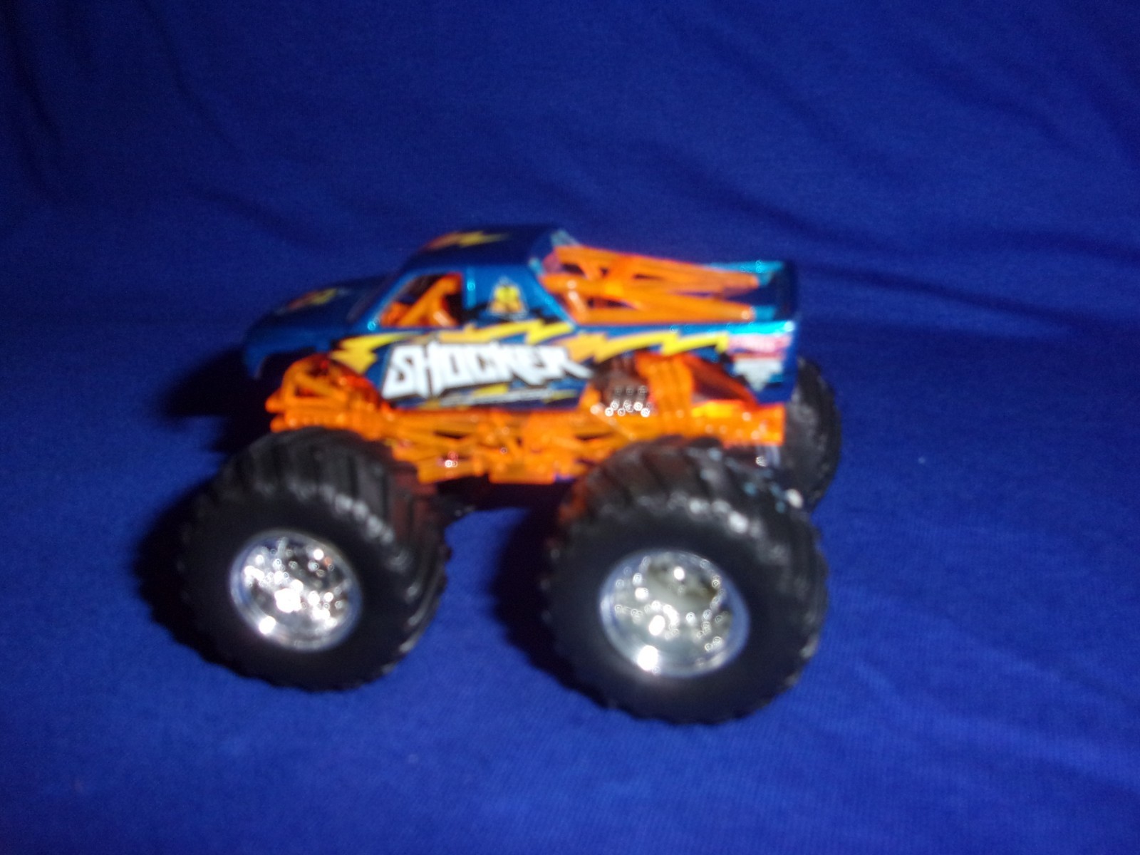 Hot Wheels Monster Jam SHOCKER 1:64