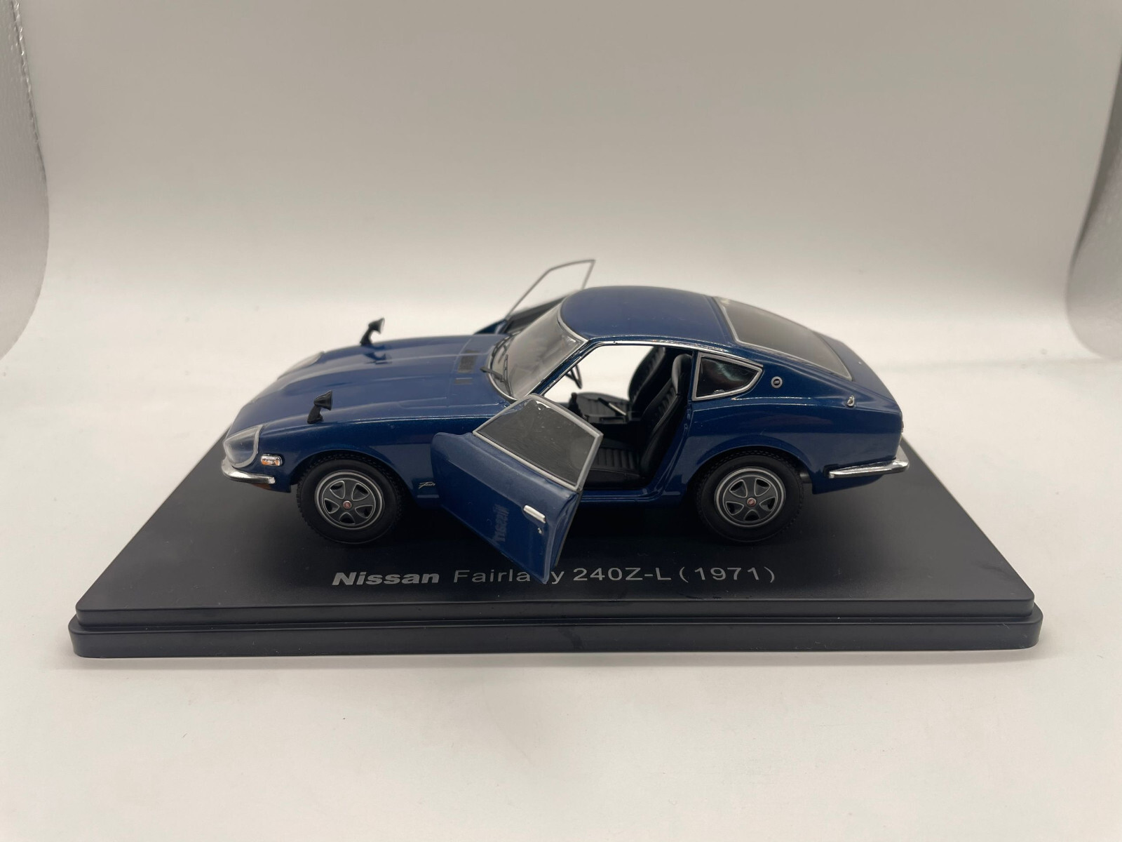 Nissan Fairlady 240Z-L 1971 2 Open Door 1:24 Scale DieCast