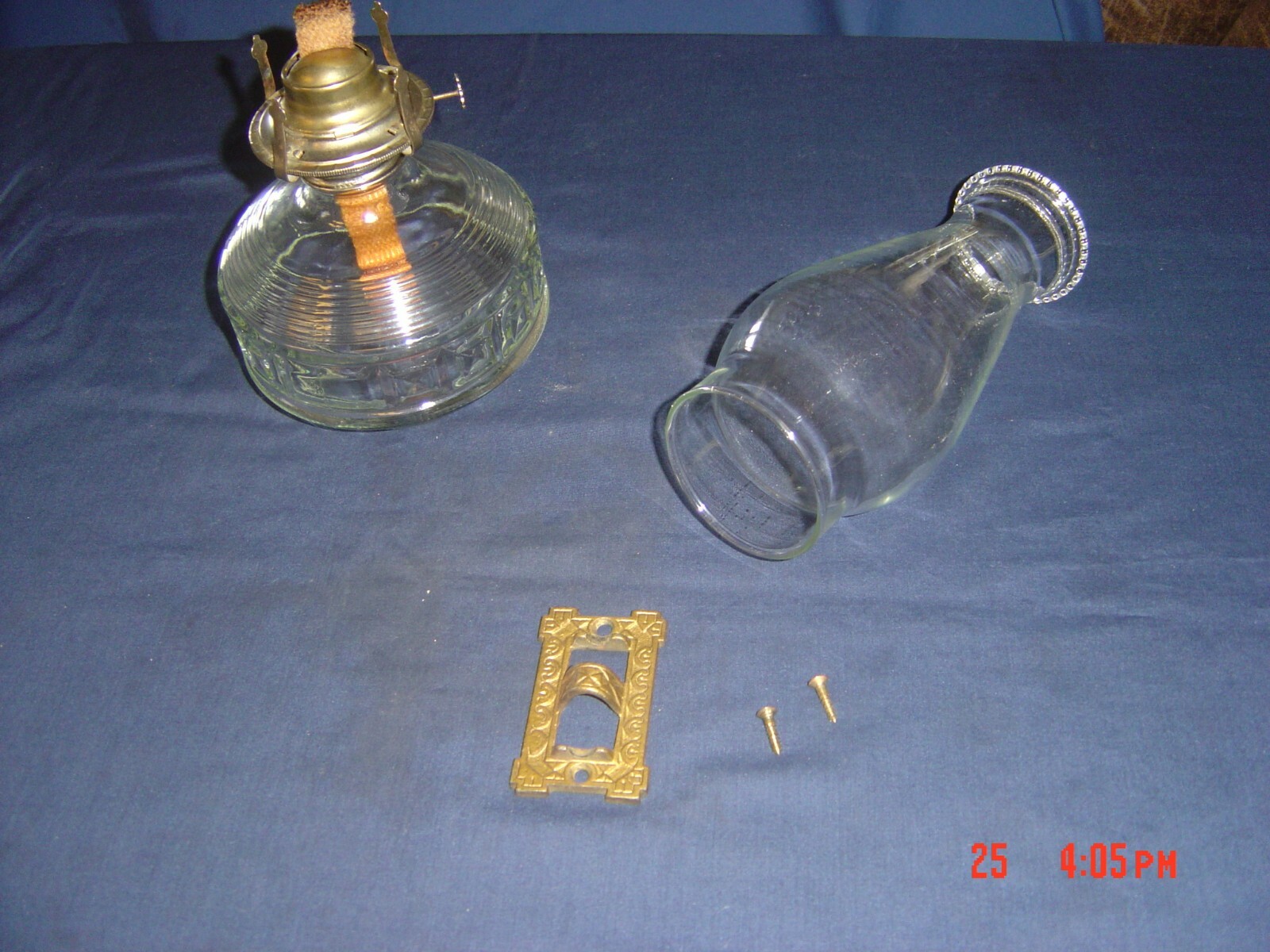 ANTIQUE CAST IRON WALL MOUNTED KEROSENE/OIL LAMP/ HOLDER/BRACKET