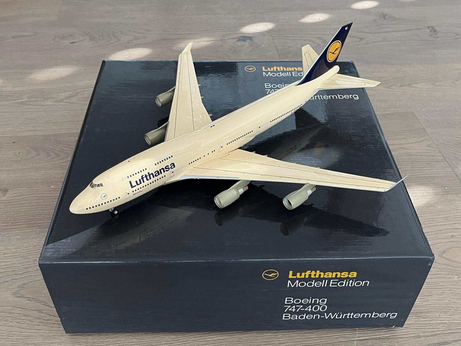 プラモデル　飛行機　ルフトハンザ ボーイング747 モデル 1/200 1/400 B747-200 ルフトハンザカーゴ WOW D-ABYU [4-2003-29