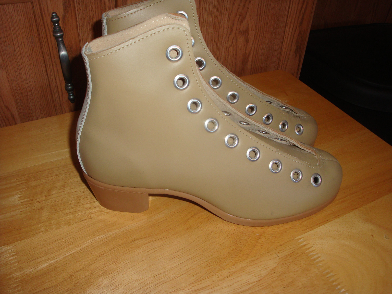 Riedell Size 5 Womens Rental Roller Skate Boots w/ Leather Upper- Vintage