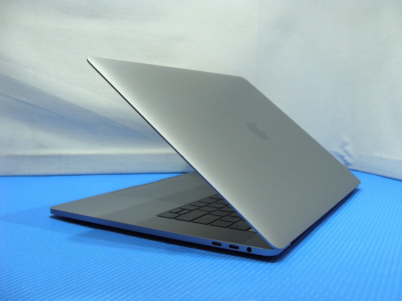Apple MacBook Pro 15" Mid-2017 i7-7700HQ 16GB 256GB Radeon Pro 555 - Thumbnail 4