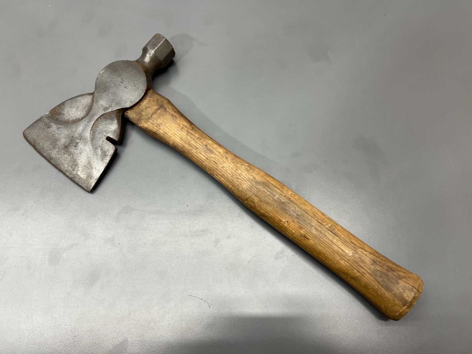 Q) RARE VINTAGE KELLY AXE MFG CO ROOFING HATCHET HAMMER