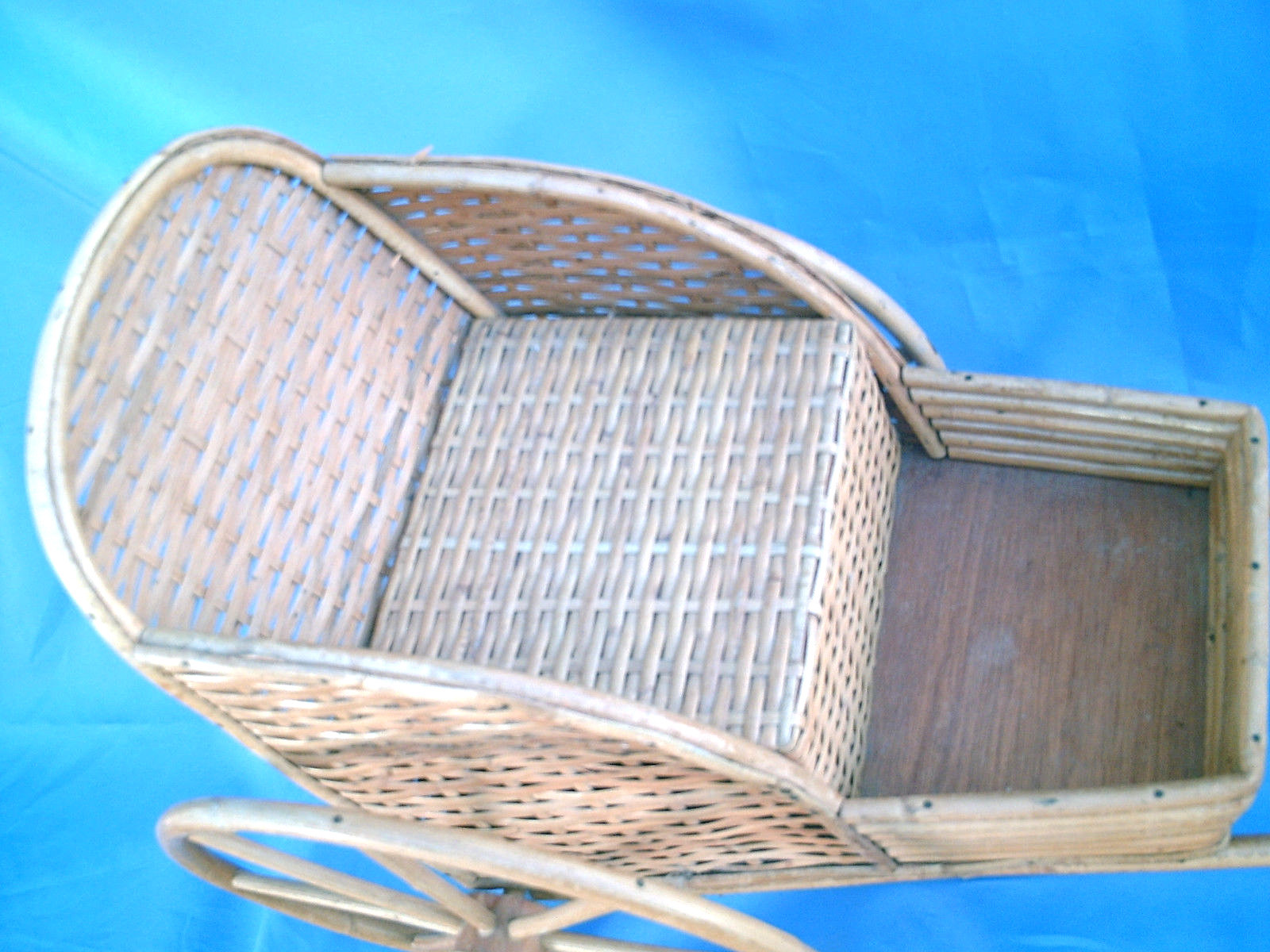 VINTAGE Hand-Crafted Wicker Wood Reed Collectible Rickshaw Doll Buggie 17