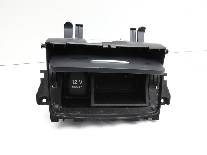 Mercedes W176 A200 12-15 Ablagefach Staufach Fach 12V Steckdose 15A Mercedes W176 A200 12-15 28.01.2015 A1766802000... Vorschau 2