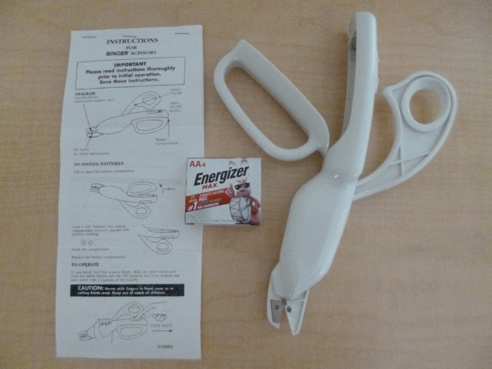 Pair of Vintage 1970’s SINGER Battery Operated Scissors ~ Tested & Working