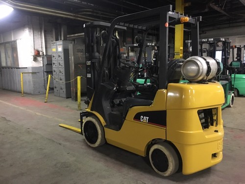 2010 Cat 5000 Lb Forklift with Side Shift And Triple Mast