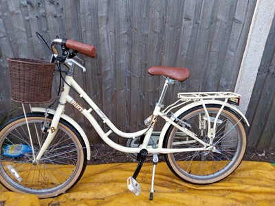 Girls classic bike 8yr + no reserve