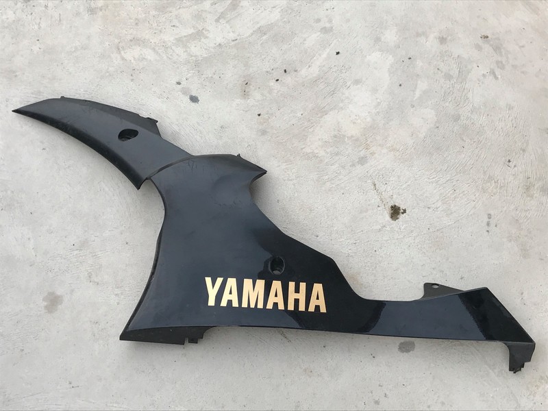 Un Cache Gauche Carenage Panneau Moto Yamaha Yzf 600 R6 Rj151 13s-28385-00
