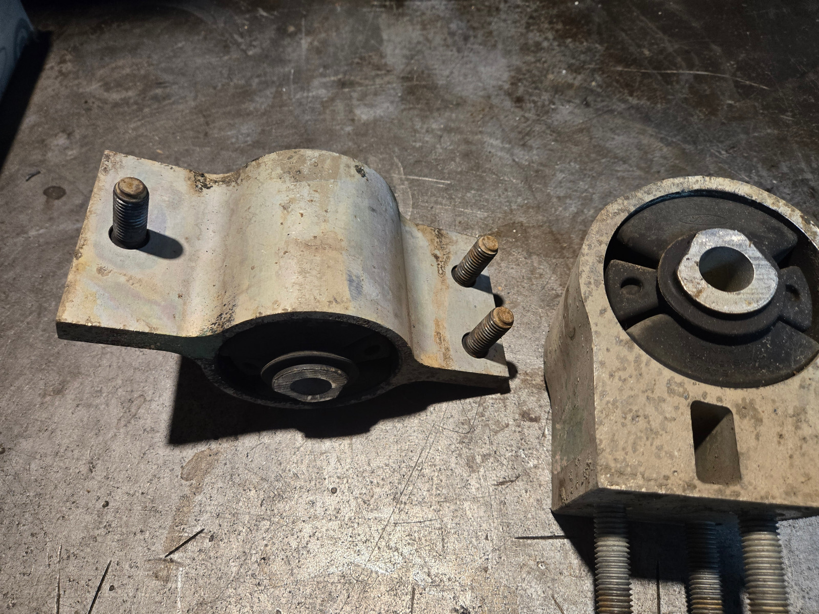 Ford HC3Z-6038-F HC3Z-6038-C - Mount - 2017-2022 F350 6.7L POWERSTROKE - Picture 5 of 6
