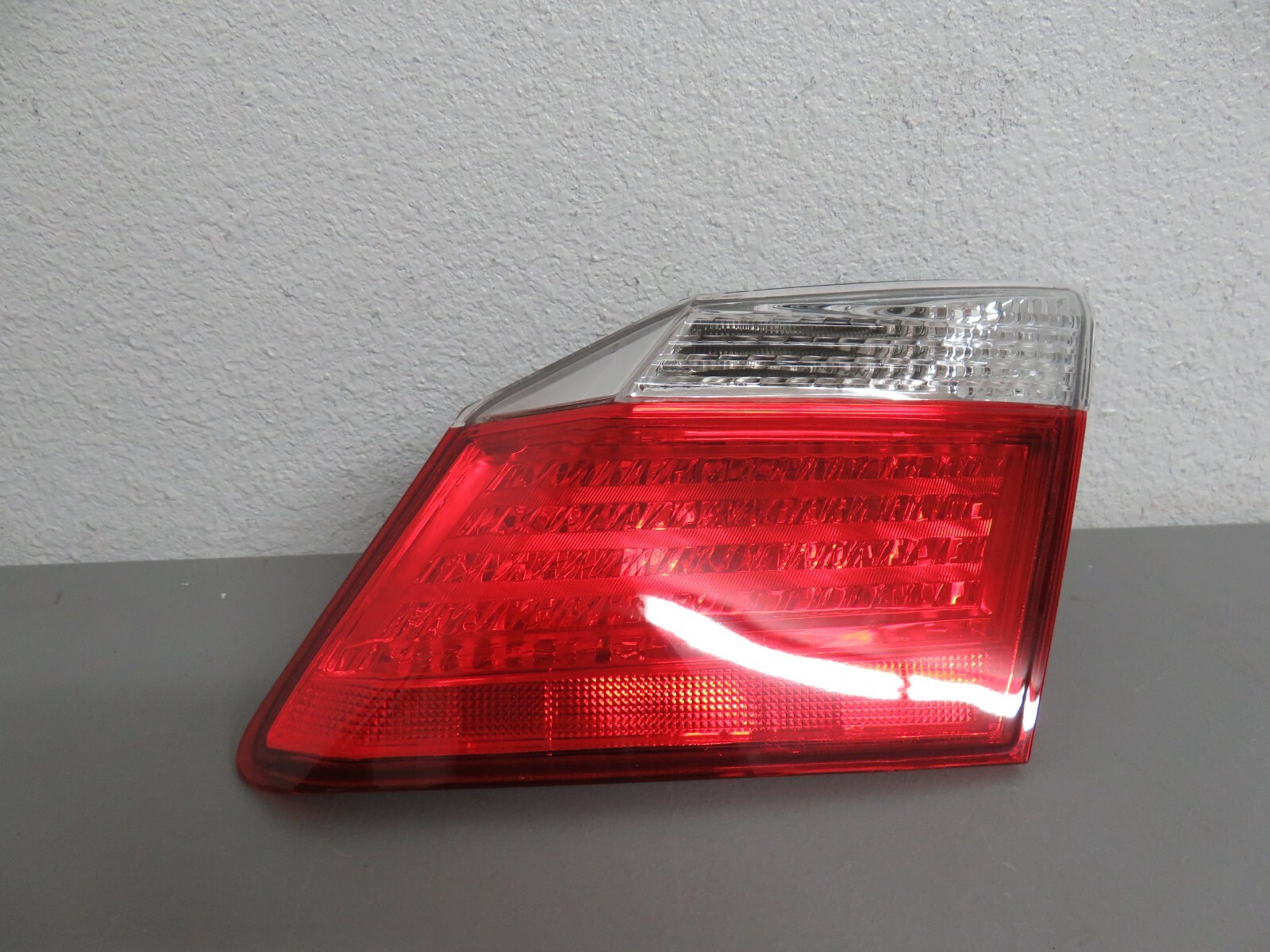 2013 2014 HONDA ACCORD 4DOOR RIGHT SIDE INNER TAIL LIGHT WITHOUT LED