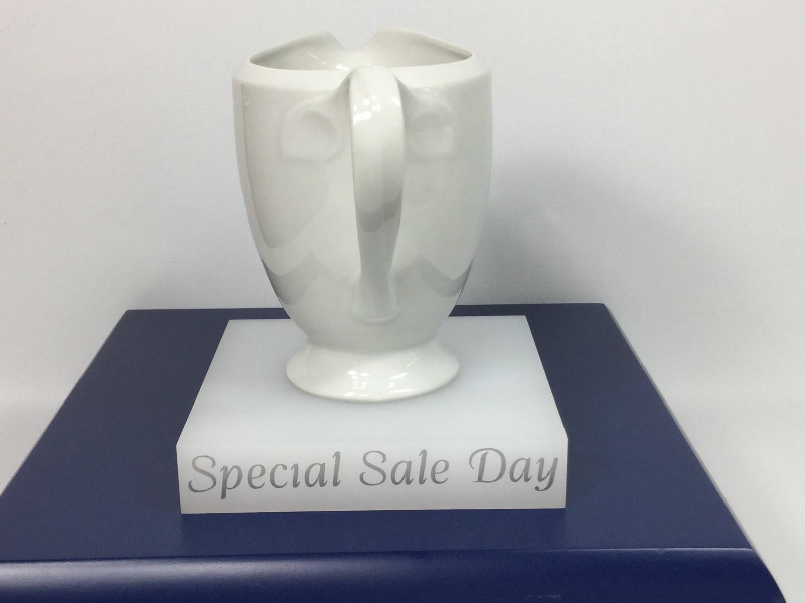 Hutschenreuther Fine China, NEW, RETIRED, Cholé White 7 oz Creamer #4430