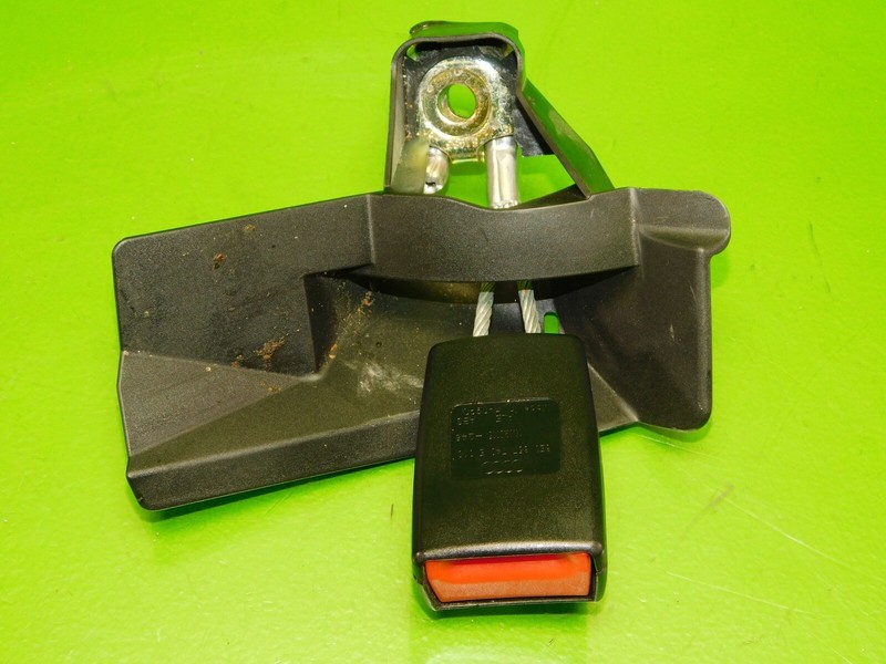 05-08 Audi A4 OEM 8E0857740E rear back seat belt buckle latch black + cover
