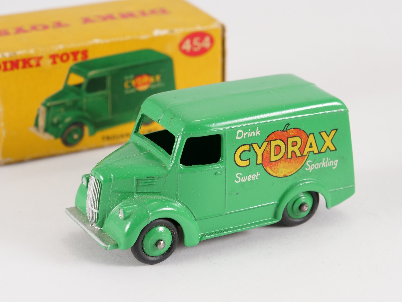 Dinky Toys GB No. 265 Plymouth USA TAXI never played in box Dinky Toys GB No. 265 Plymouth USA TAXI never played in box