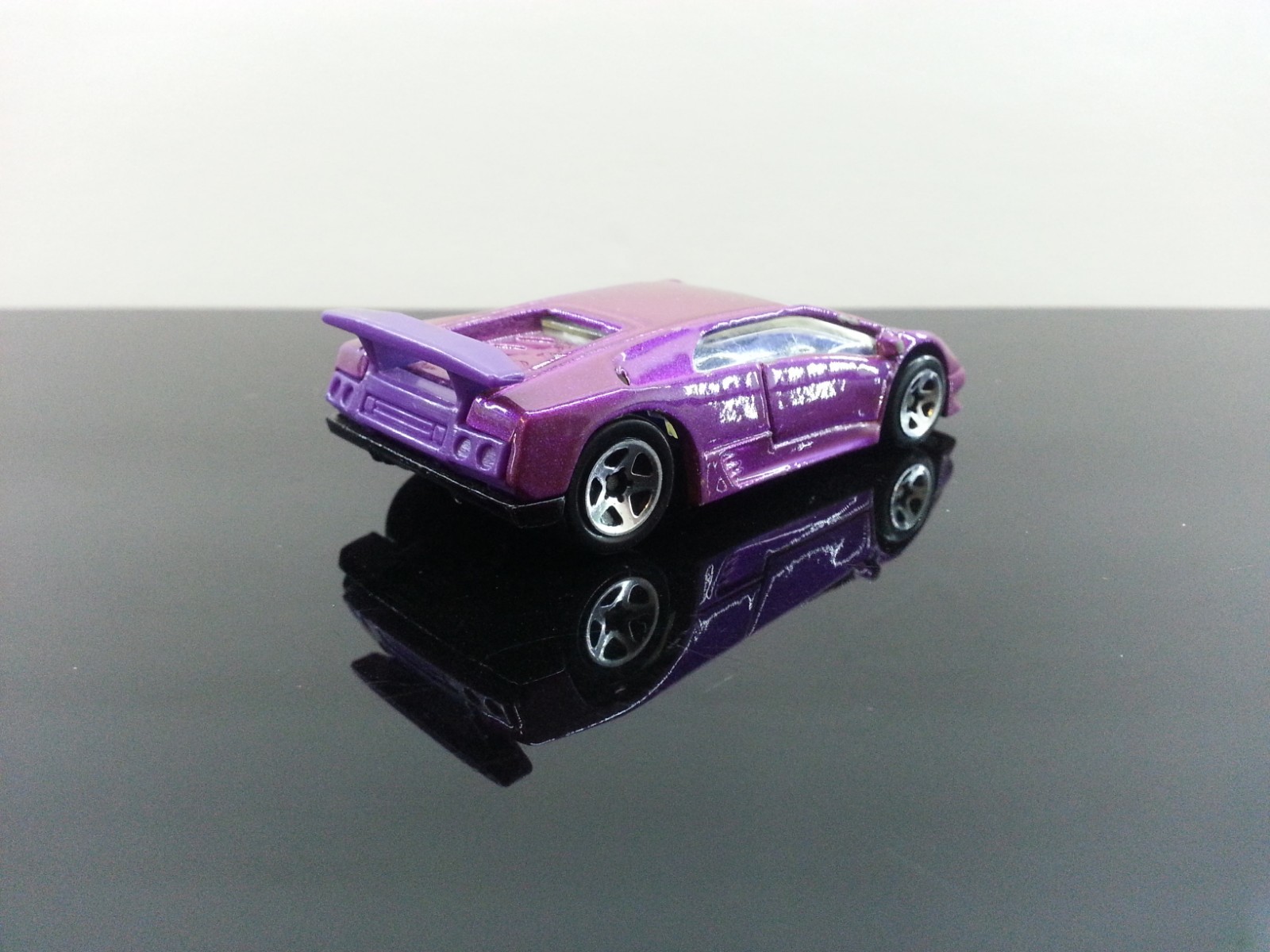 VINTAGE 1990 HOT WHEELS LAMBORGHINI COUNTACH Diecast Model Car -  Purple  Rare