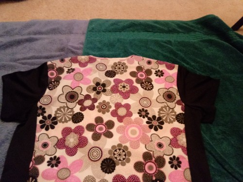 women's scrub top medium Greentown flower design contrast black on the side