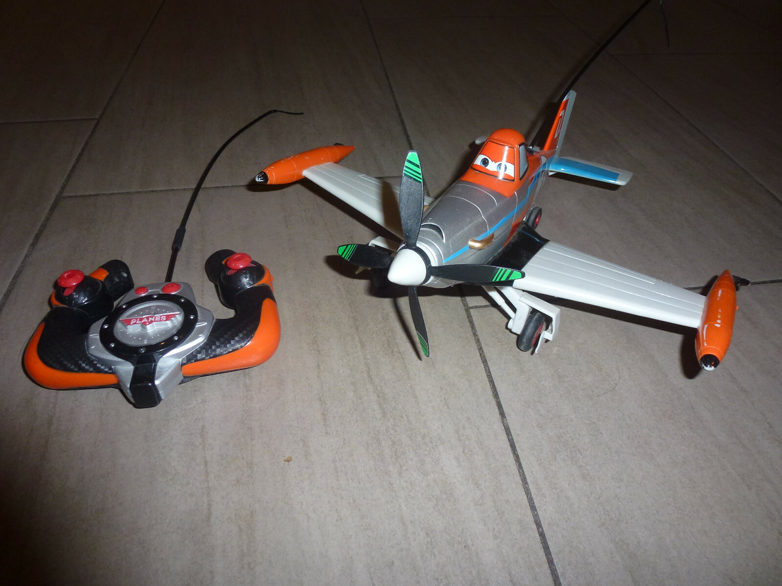 Disney planes Dusty funkgesteuert Fahrmodell mit Sound Spielzeug OVP M 1:24