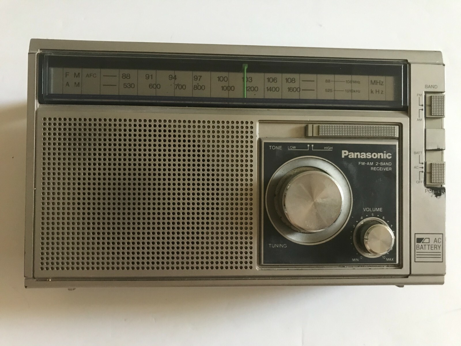 Vintage Panasonic AM/FM 2 band radio, model RF-568D with