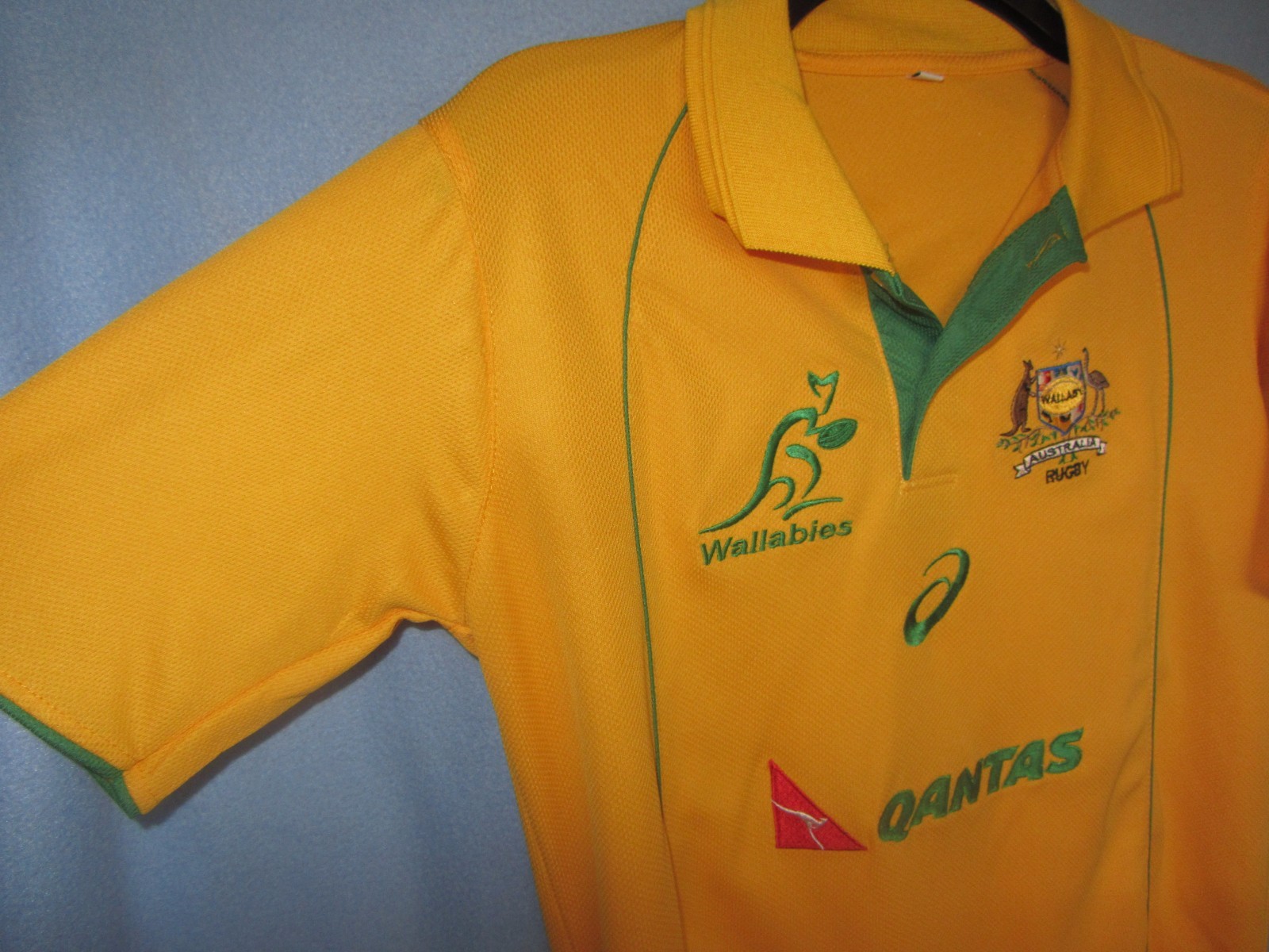 Austrailia Rugby Wallabies jersey shirt sz M sewn logos (fits smaller) Qantas