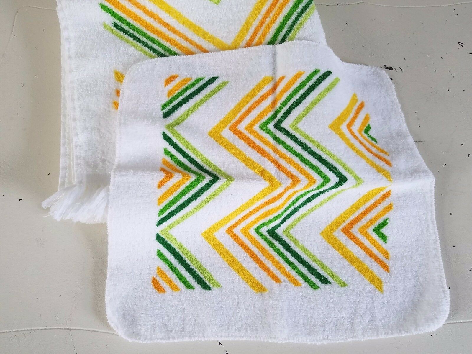 2) pc Vintage CANNON Mid Century GEOMETRIC Bath Towel Set Fringe Yellow Green