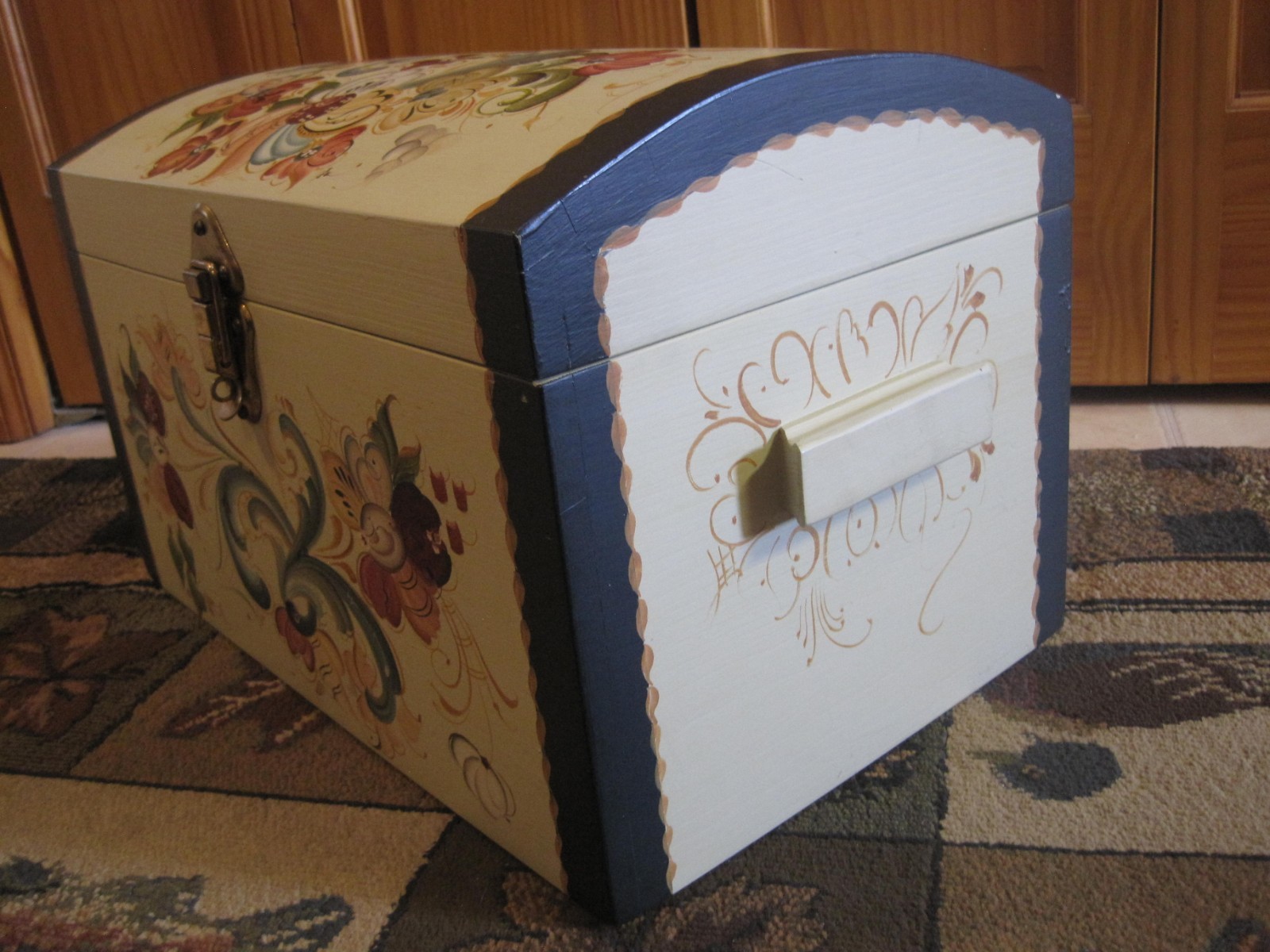 Beautiful LARGE Hand Painted ROSEMALING Wooden Storage Box CHEST 17