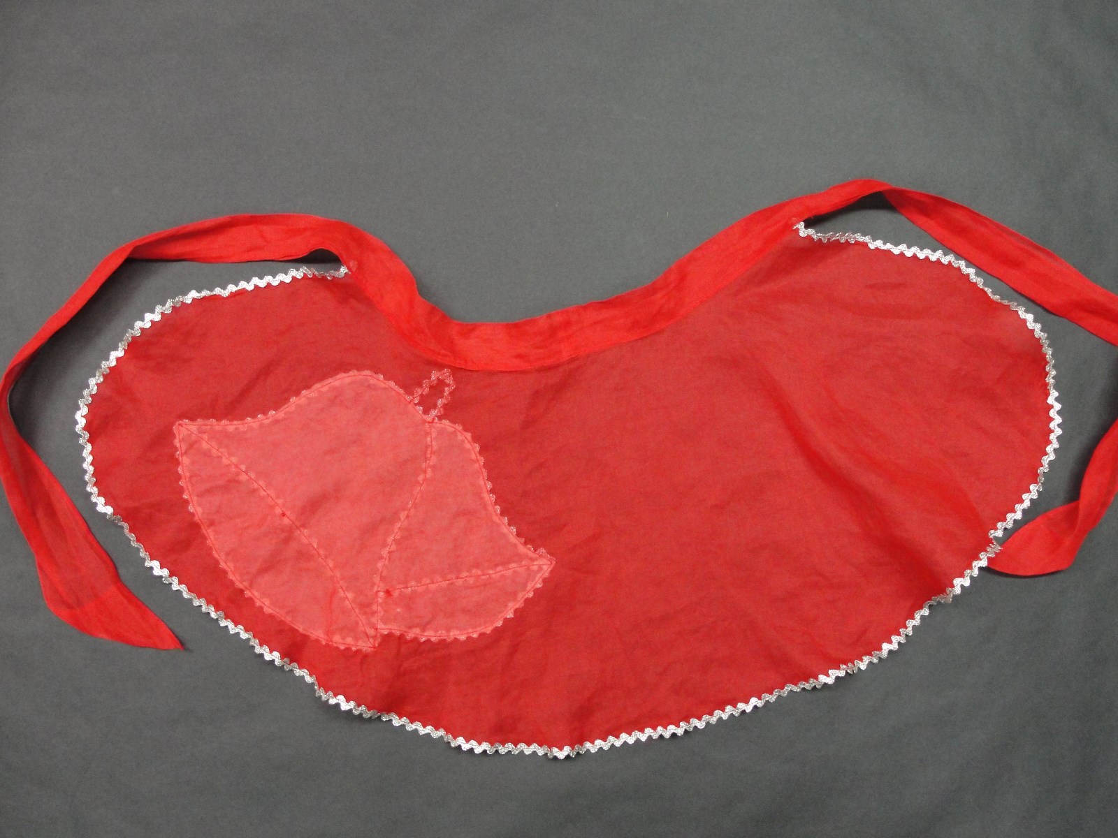 VINTAGE  1950’s  LADIES  RED  CHRISTMAS  APRON  WITH  SILVER METAL JINGLE  BELLS