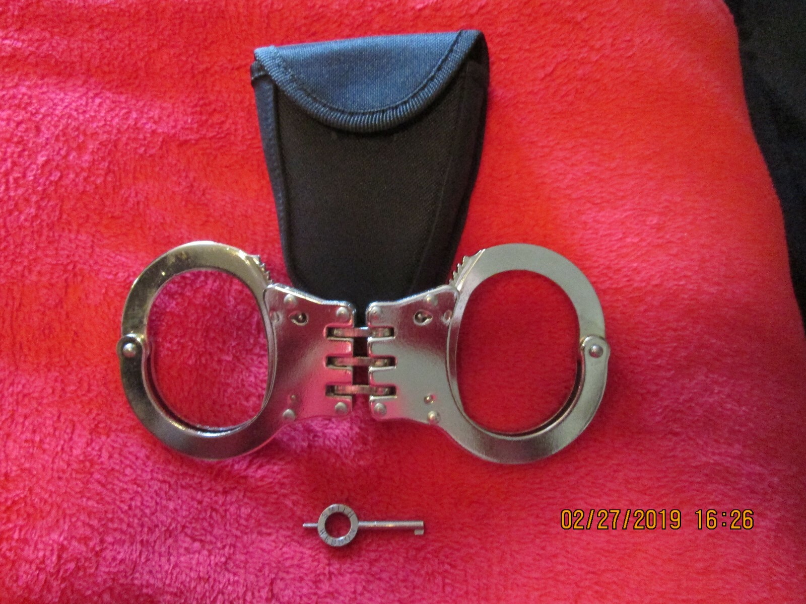 Prop P.D. BOSTON Badge & Hand cuffs Heavy Duty with key and case