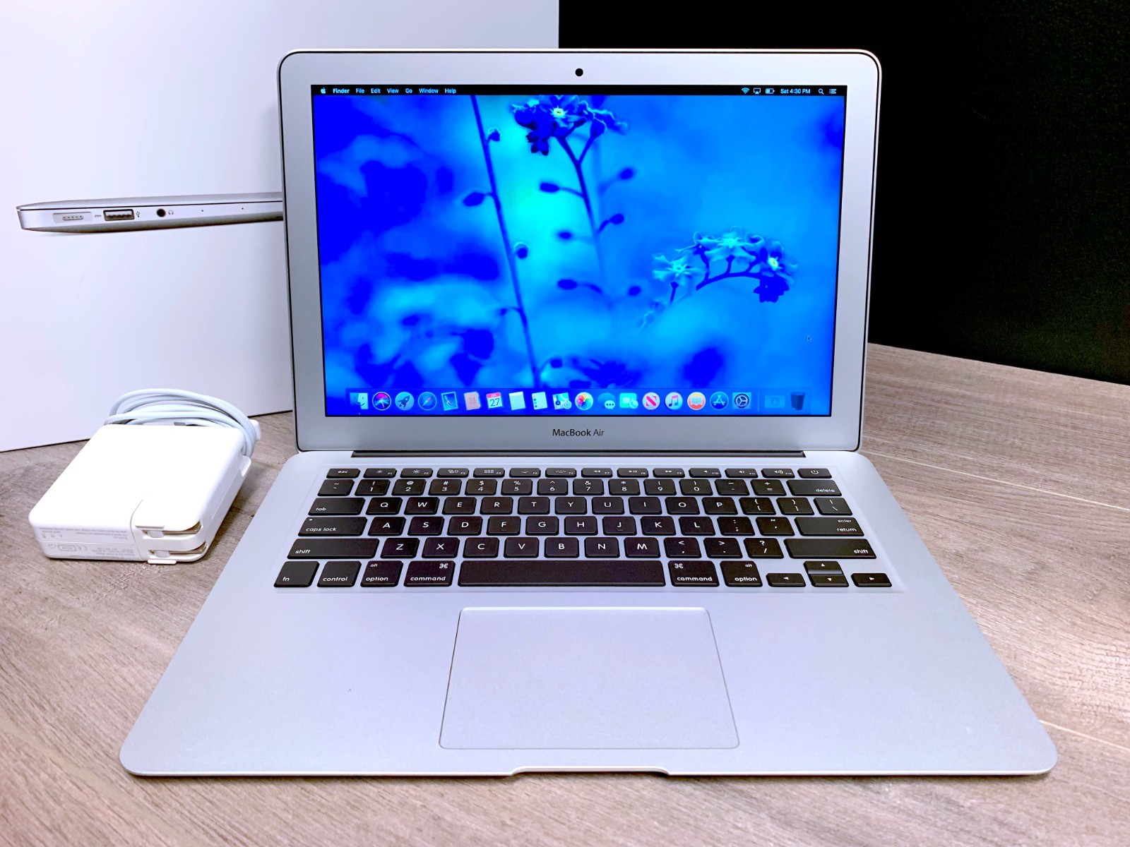 APPLE MACBOOK AIR 13 INCH LAPTOP i5 / 128GB SSD / 1 YEAR