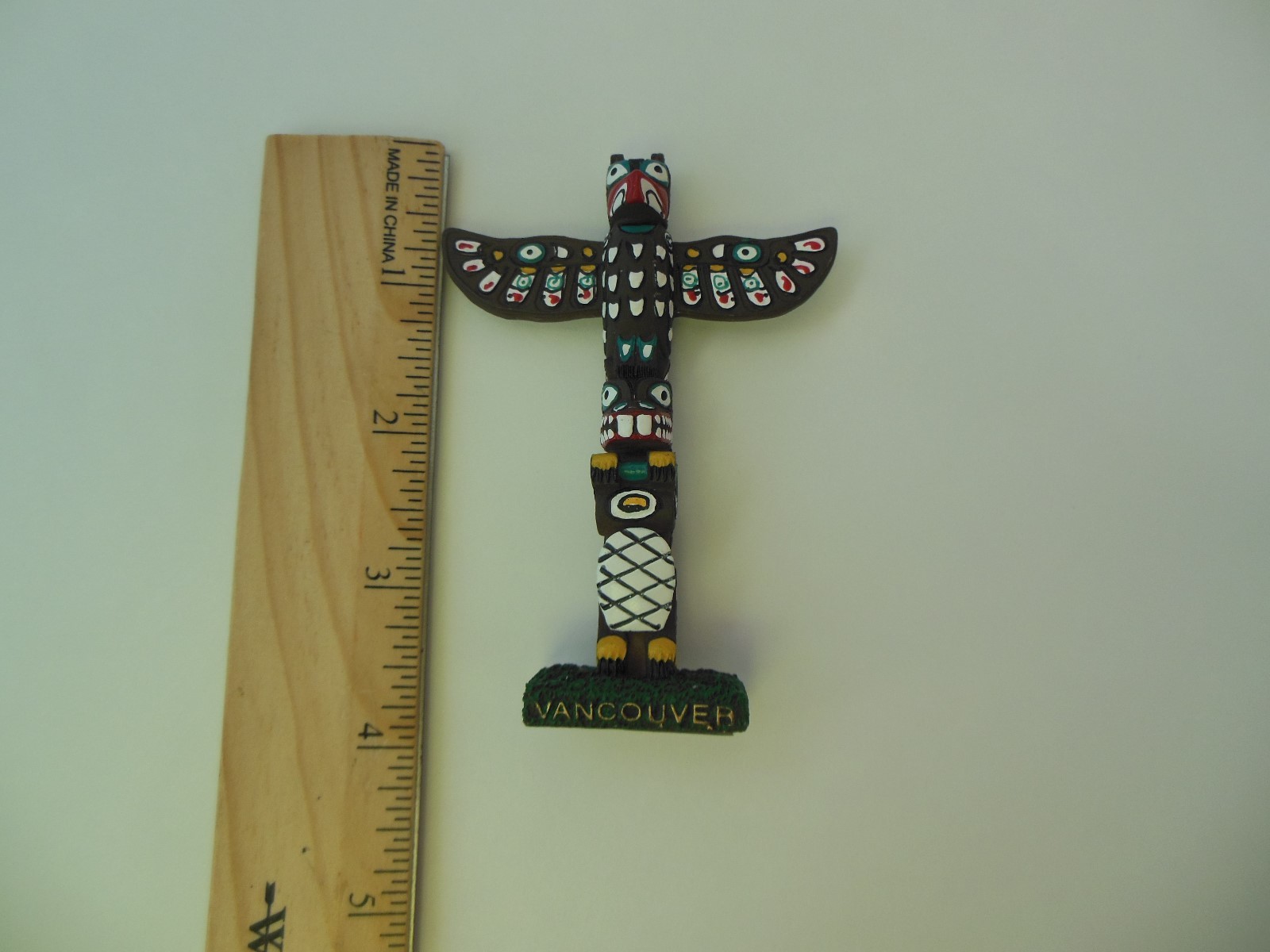 VANCOUVER TOTEM POLE HAND PAINTED FRIDGE DOUBLE BACK MAGNET. MADE IN VIETNAM