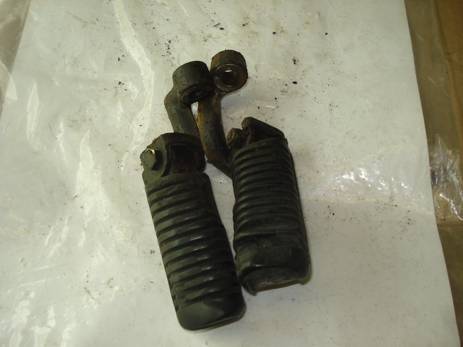 Honda? Yamaha? Suzuki? Kawasaki? Pair Of Footrest Spares/repair Can You Id Vs92