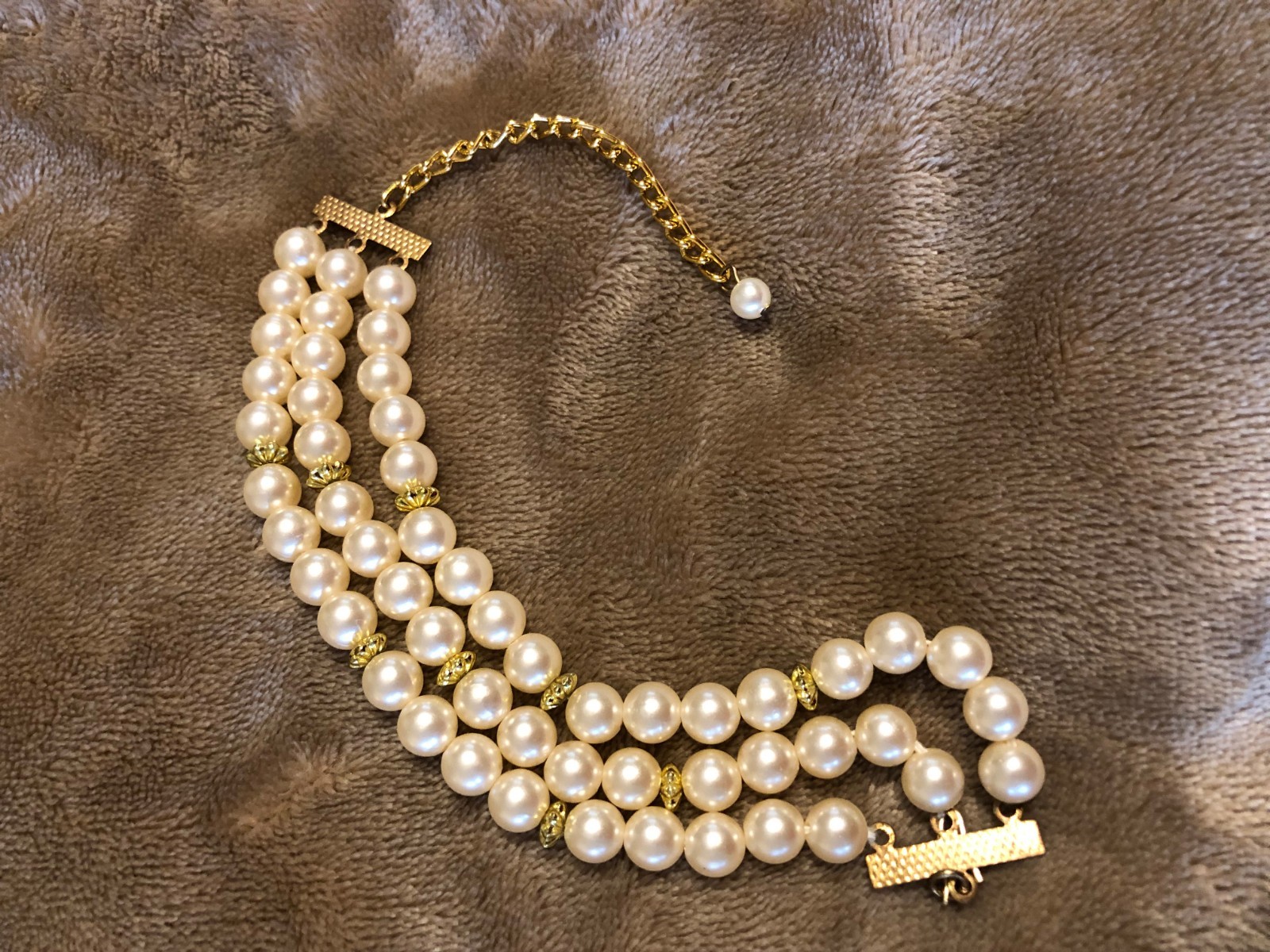 VINTAGE UNSIGNED FAUX PEARL BRACELET WITH TINY GOLD-TONE LINKS BETWEEN 4 PEARLS