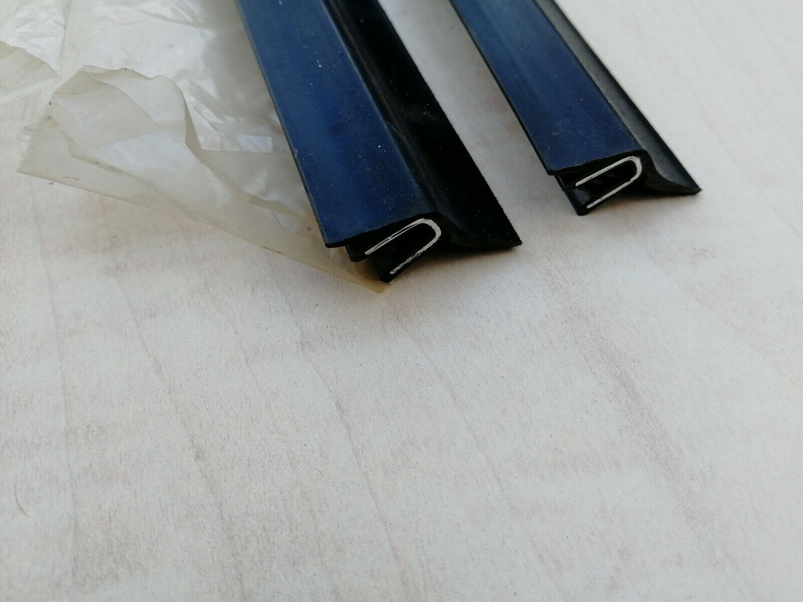 LAND ROVER DEFENDER 90, 110, FRONT DOOR OUTER WINDOW SEALS, GENUNE OEM