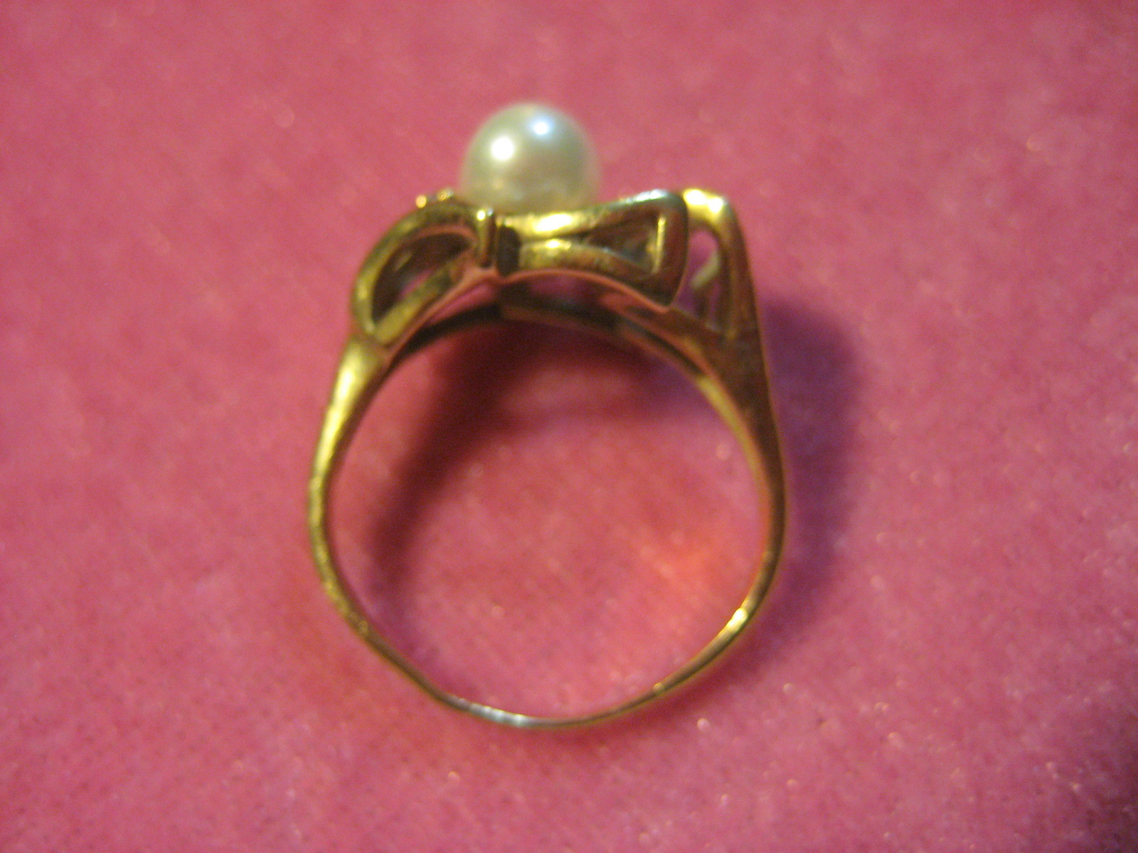 14K Genuine Pearl and 2 Diamond Ring Yellow Gold 3.6 grams. Size 6.25