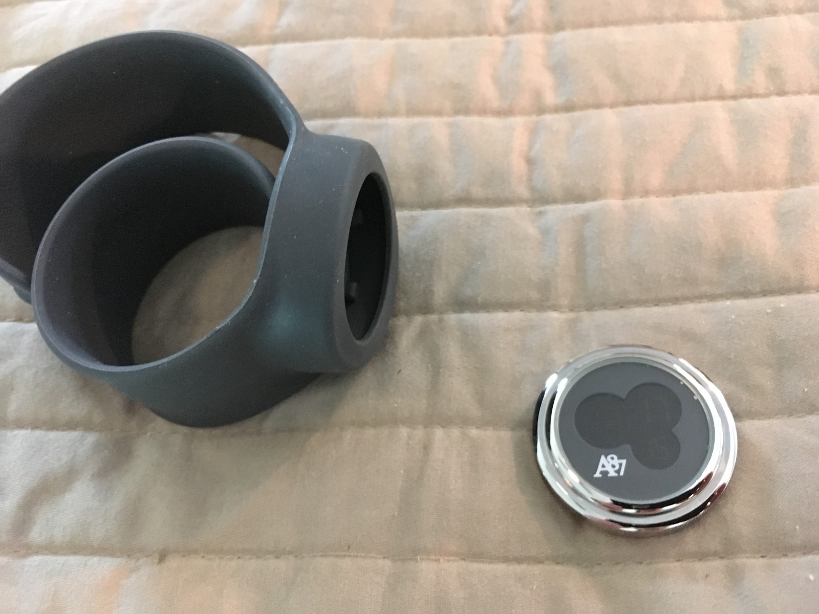 AEO American Eagle Outfitters Mens Womens Gray Digital Watch Rubber Snap Band