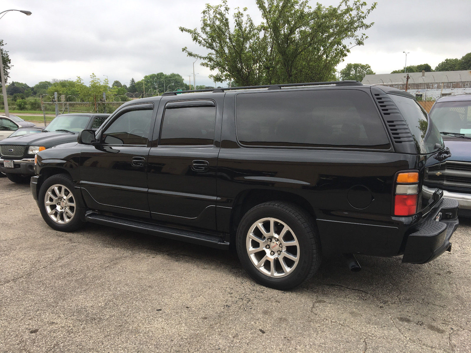 2005 GMC Yukon XL 1500 (clean)